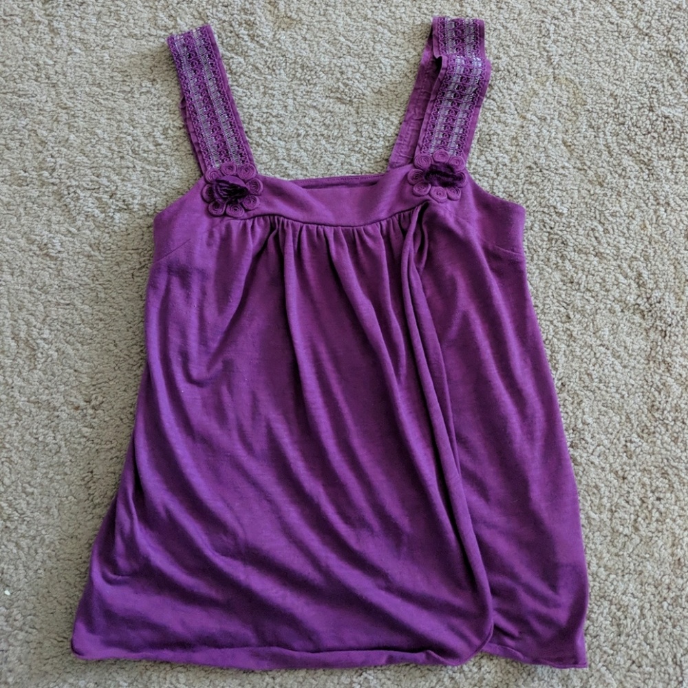 Tank top with flower accent